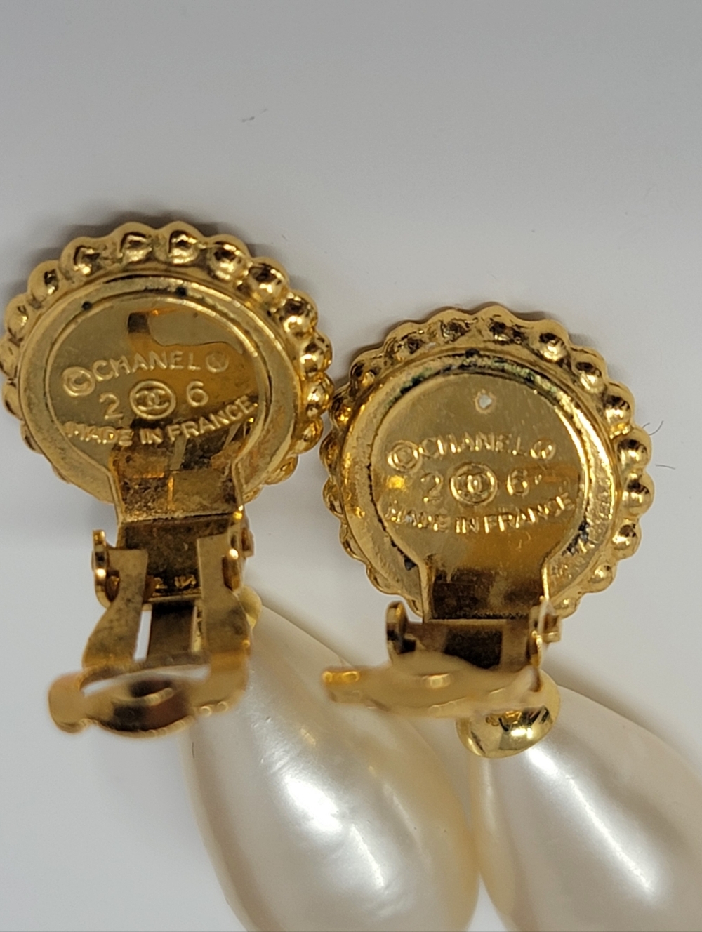Chanel Gold-tone clover motif with Faux Pearl Clip-on Earrings - Picture 5 of 7